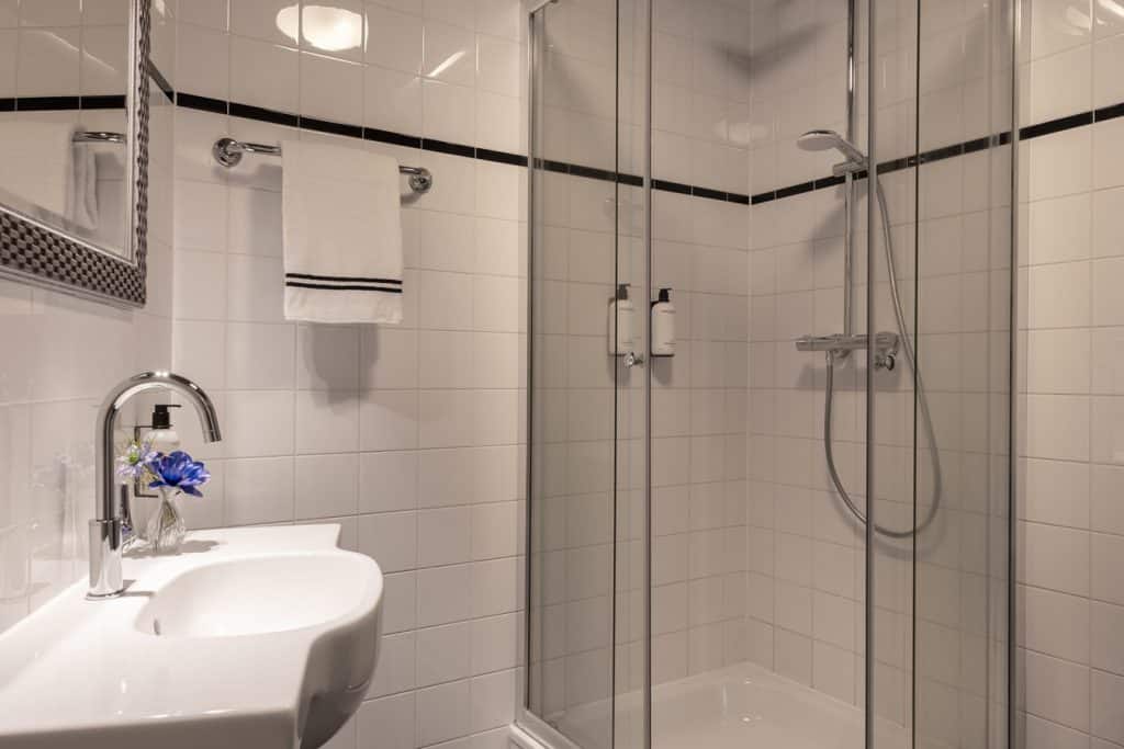 Logementen Dokkum - Deluxe kamer - hotel - badkamer