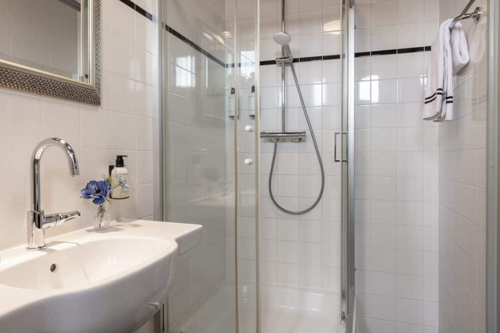 Logementen Dokkum - Standaard kamer - badkamer